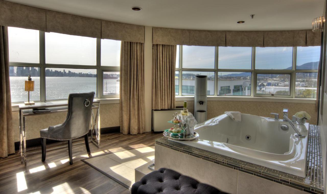 The Lonsdale Quay Hotel North Vancouver Exterior foto